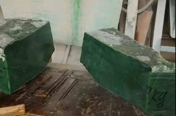 一块重18吨的碧玉&ldquo;巨无霸&rdquo;，切开后价值不可估量！